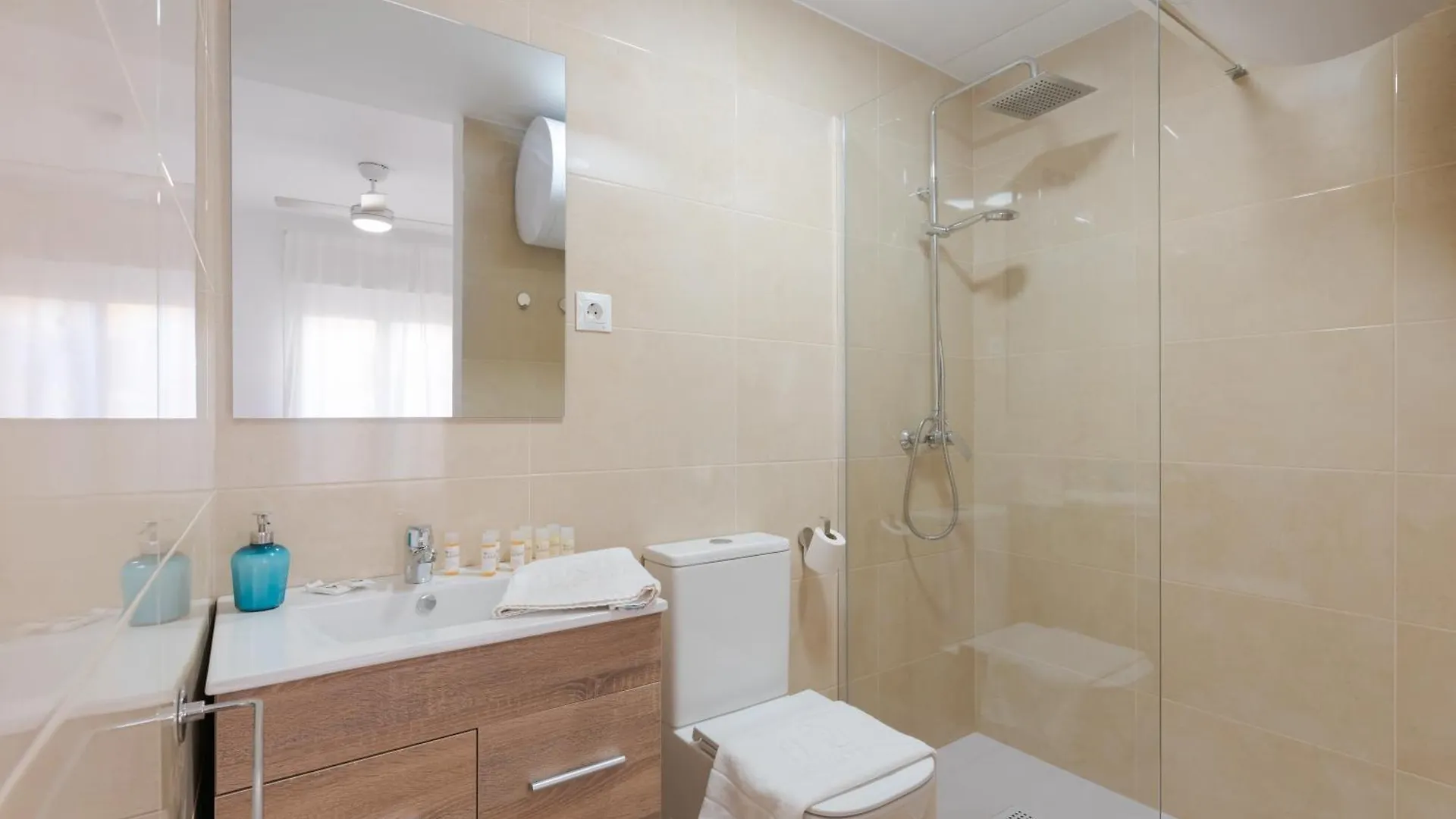 Wintowinrentals Frontline Beach Apartment In Rincon De La Victoria